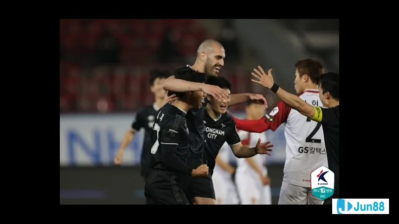 Trận đấu giữa Busan IPark và Suwon Bluewings tại sân vận động