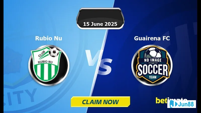 Các cầu thủ Guairena và Rubio Nu tranh chấp bóng trên sân cỏ Các cầu thủ Guairena và Rubio Nu tranh chấp bóng trên sân cỏ