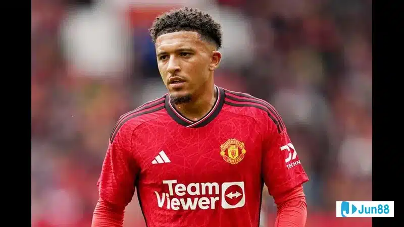 Jadon Sancho trong màu áo đội bóng so sánh với cầu thủ