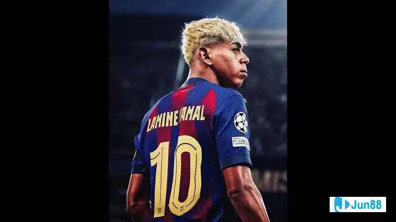 Lamine Yamal trong màu áo đội bóng nổi bật trên sân