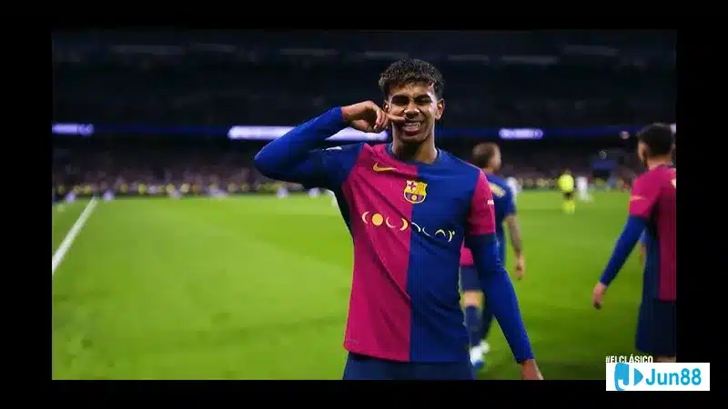 Lamine Yamal trong trang phục thi đấu của đội bóng nổi bật trên