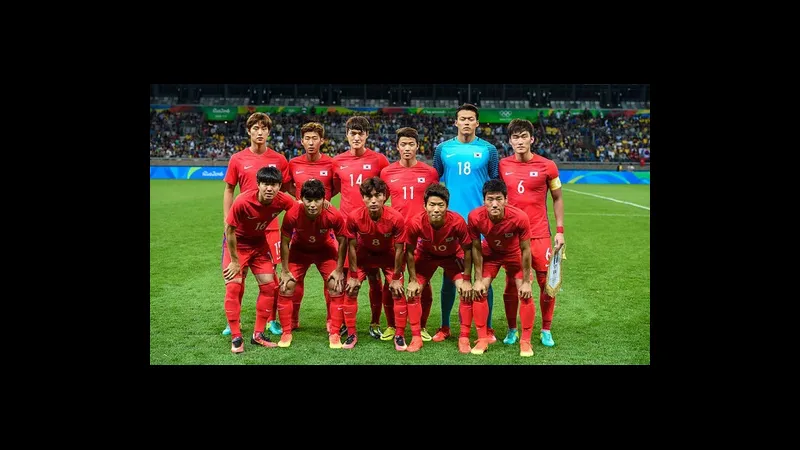 Cầu thủ Hàn Quốc với sự quyết tâm vượt qua cầu thủ Paraguay để tiến gần khung thành đối…