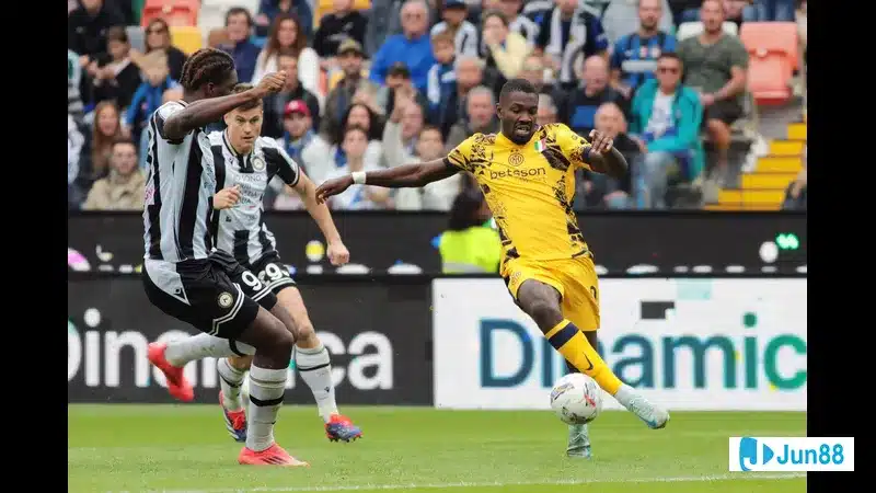 Cầu thủ Inter vượt qua phòng ngự của Cremonese trong trận đấu