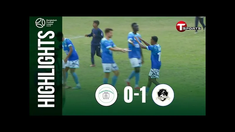 Cầu thủ của Arambagh đang chống chọi với cầu thủ của đội Bangladesh Police trong trận đấu