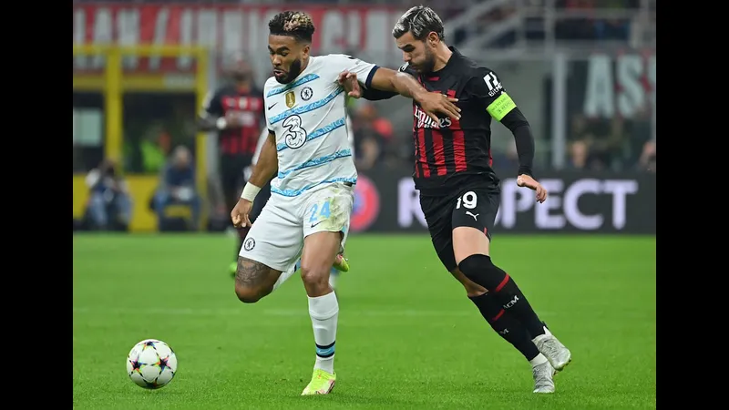 Cầu thủ Atalanta với một cú sút mạnh vào khung thành Chelsea