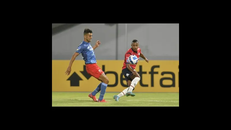 Cầu thủ của Guabira chống đỡ bóng trước sự áp đảo của cầu thủ Wilstermann