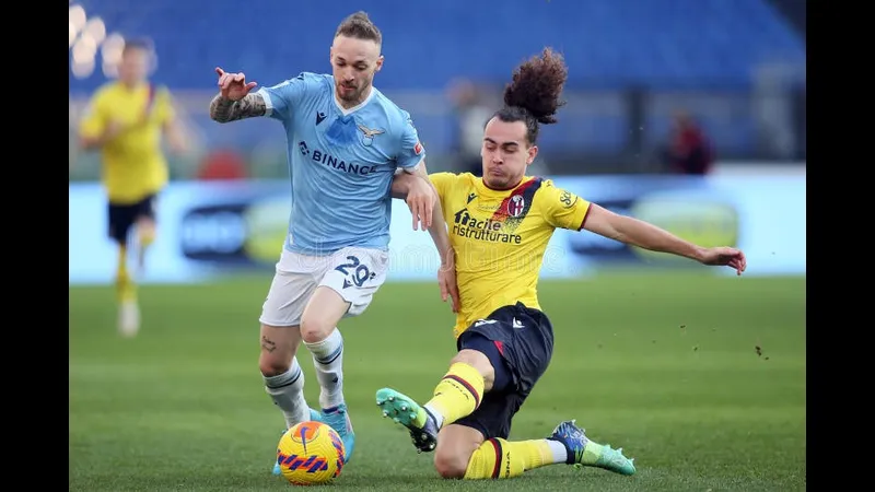 Cầu thủ của Lazio nỗ lực cướp bóng khỏi cầu thủ của Bologna trong trận đấu sôi động Cầu thủ của Lazio nỗ lực cướp bóng khỏi cầu thủ của Bologna trong trận đấu sôi động