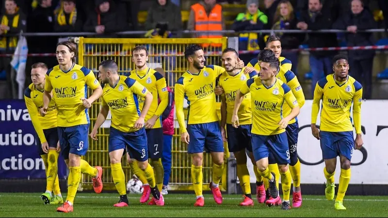 Cầu thủ Marseille với nỗ lực cản phá của mình trước sự tấn công mạnh mẽ từ Royale Union Cầu thủ Marseille với nỗ lực cản phá của mình trước sự tấn công mạnh mẽ từ Royale Union