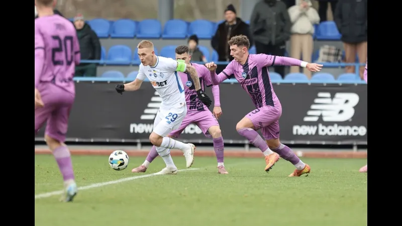 Cầu thủ của SC Poltava đang tấn công trước sự chống đỡ của đội Epitsentr Cầu thủ của SC Poltava đang tấn công trước sự chống đỡ của đội Epitsentr