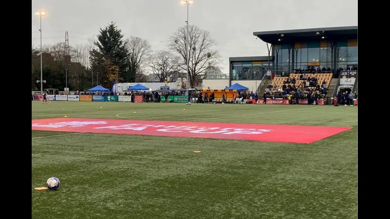 Bức ảnh hiện Slough chiến thắng Macclesfield với một cú sút chính xác từ ngoài vòng cấm.