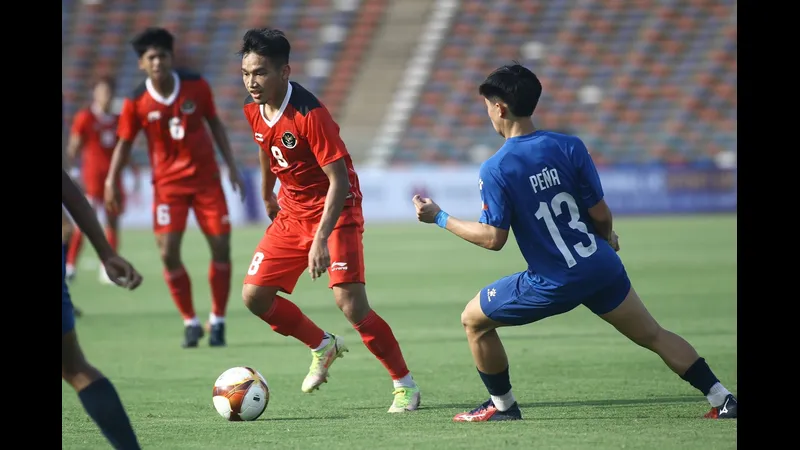 Cầu thủ U22 Philippines vượt qua hậu vệ U22 Indonesia trước sức ép khốc liệt Cầu thủ U22 Philippines vượt qua hậu vệ U22 Indonesia trước sức ép khốc liệt