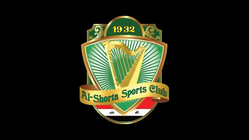 Cầu thủ Al Minaa và Al Shorta tranh chấp quả bóng trên sân cỏ