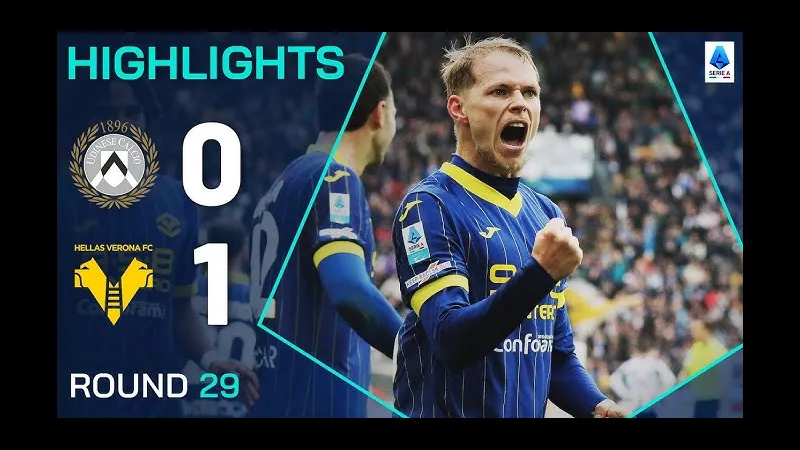 Cầu thủ của Verona và Udinese tranh chấp bóng trước khán đài Cầu thủ của Verona và Udinese tranh chấp bóng trước khán đài