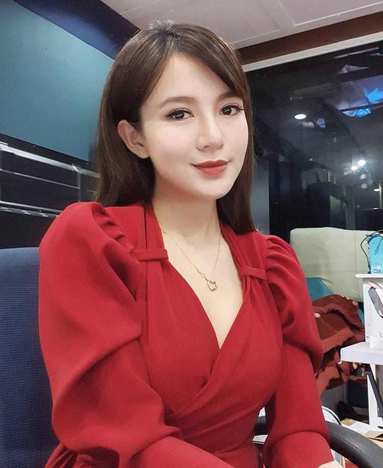 Tú Linh – “Hotgirl Fan MU” có tài năng như lời đồn? 4 Tú Linh là ai